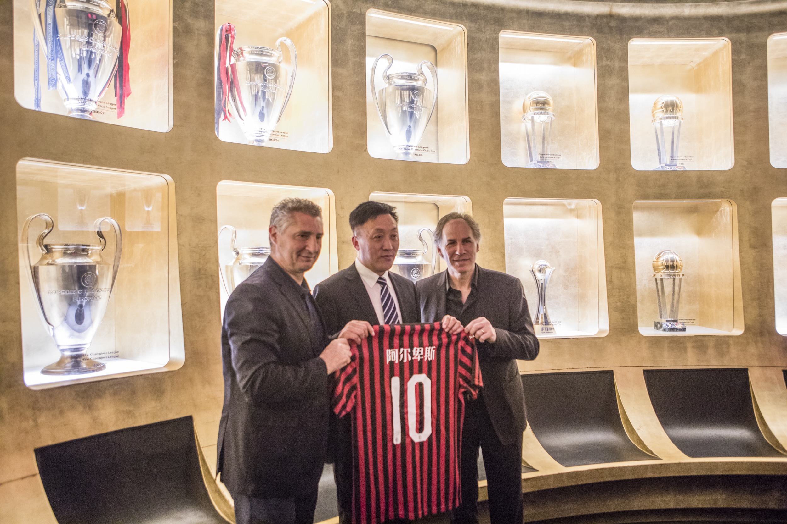 米体：卡利亚里门将卡普里莱受到了多家豪门俱乐部青睐（米体：多家豪门追逐卡利亚里门将卡普里莱）