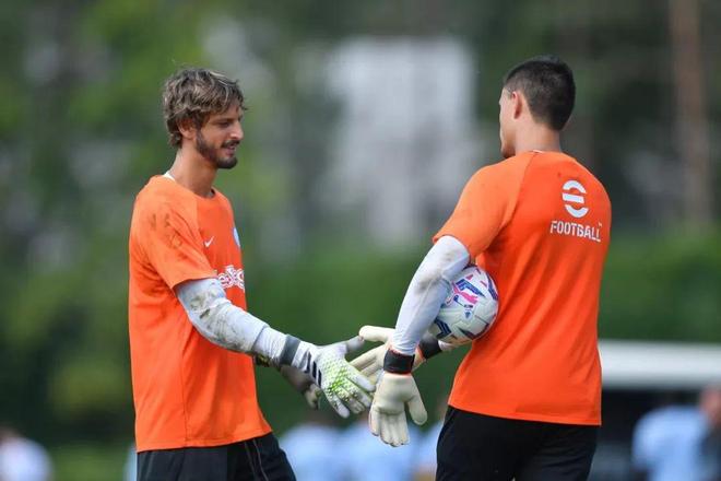 一场0-0 让邵佳一喜上眉梢 找到国足新门 颜骏凌王大雷可彻底让位了（0-0闷平令邵佳一展颜：国足新门神浮现，颜骏凌王大雷或将让位）