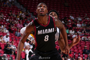 被记者问如何迅速克服伤病，刚果中场萨迪基举起圣经笑而不语（记者问他如何迅速伤愈，刚果中场萨迪基举起圣经，微笑不语）