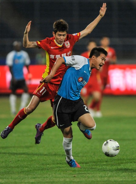 尴尬，一英格兰球迷在阿尔巴尼亚主场被旋转闸门卡住（英格兰球迷在阿尔巴尼亚主场被旋转闸门困住，场面尴尬）